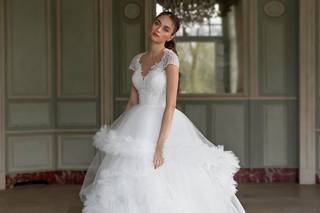 vestido de novia con capas y escote reina ana