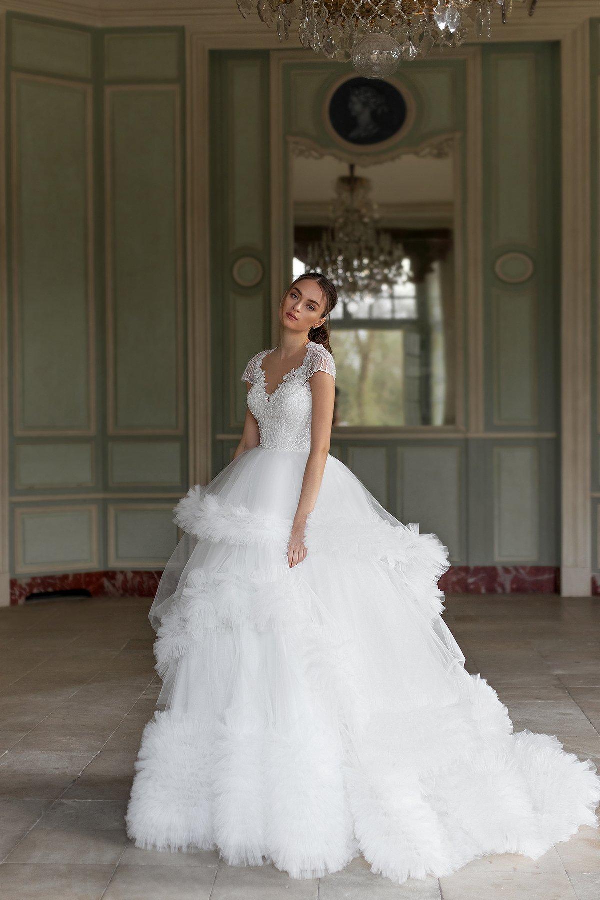 vestido de novia con capas y escote reina ana