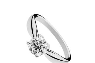 anillo de compromiso con diamante solitario