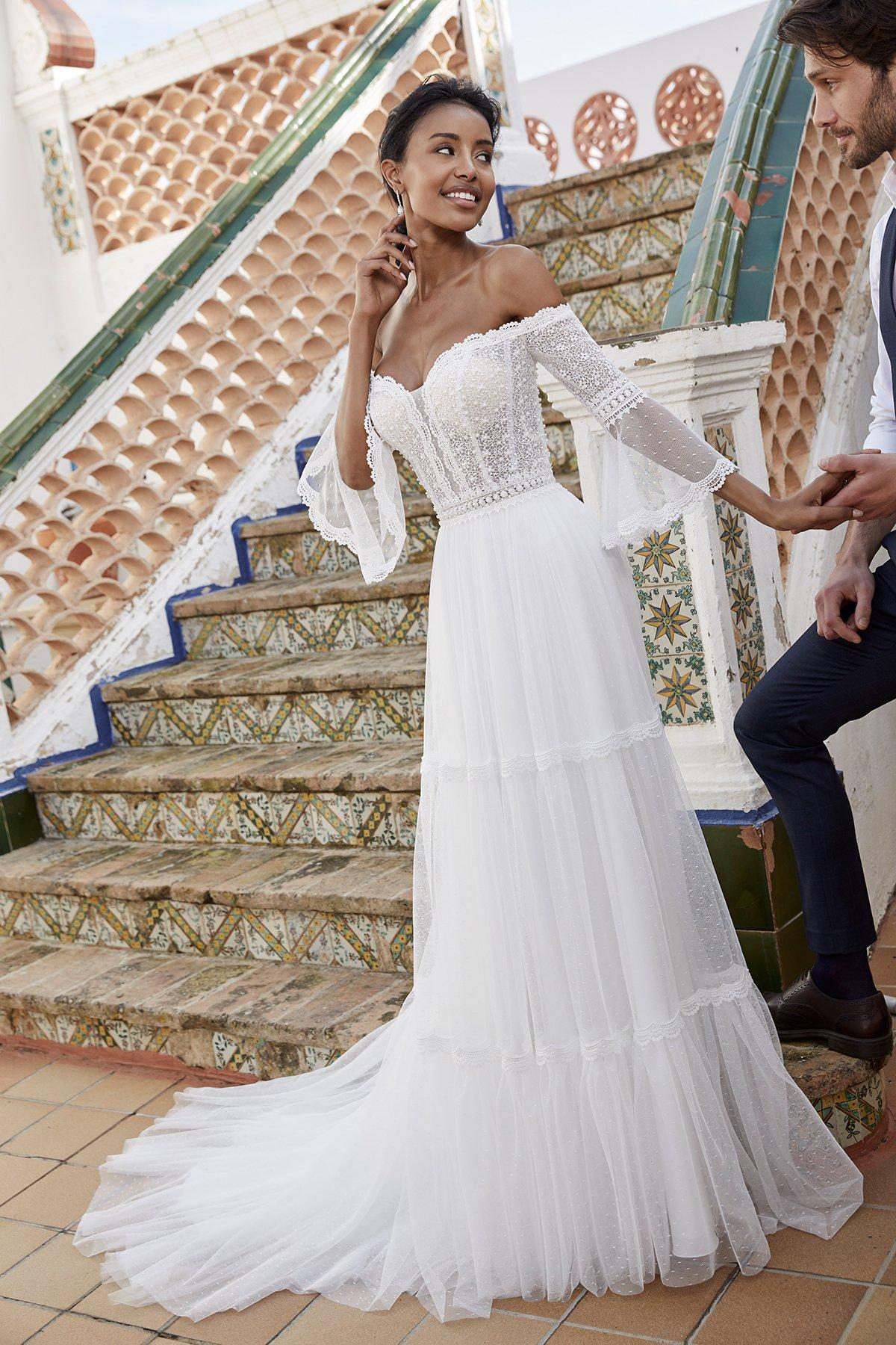 vestido de novia de tul con mangas y escote de hombros descubiertos