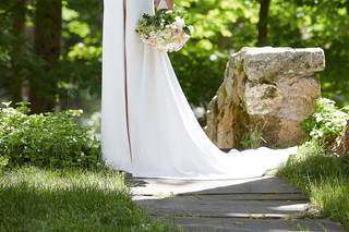 Vestido de novia para boda civil con escote en V y abertura en la pierna