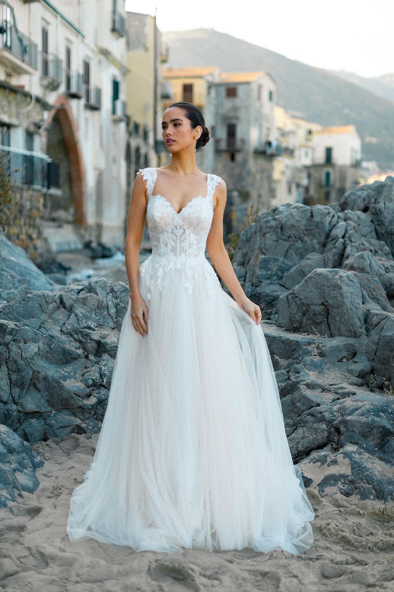 vestido de novia con encaje escote corazón y reina ana