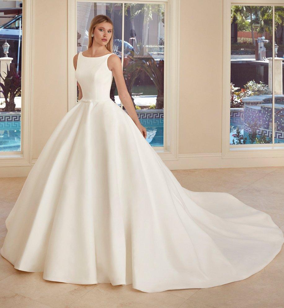 El escote barco en vestidos de novia: fórmula que combina sencillez y elegancia