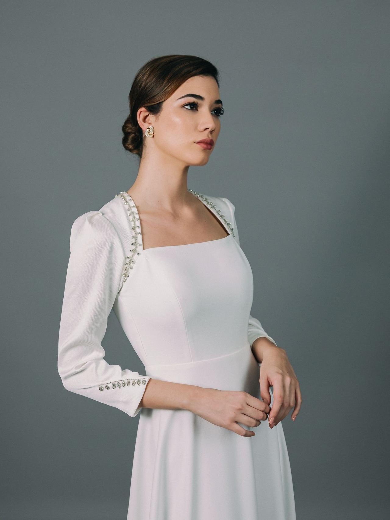 vestido de novia liso con escote recto y escote reina ana