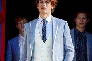 traje de novio azul celestre con chaleco blanco