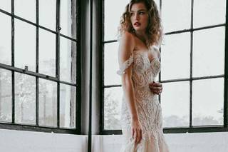 vestido de novia con apliques brillantes y escote hombros caidos