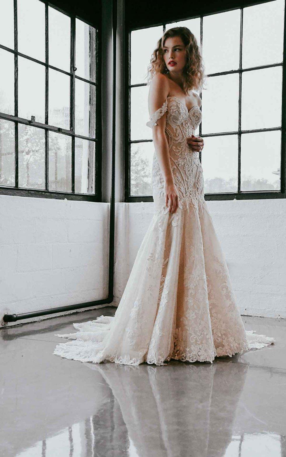 vestido de novia con apliques brillantes y escote hombros caidos