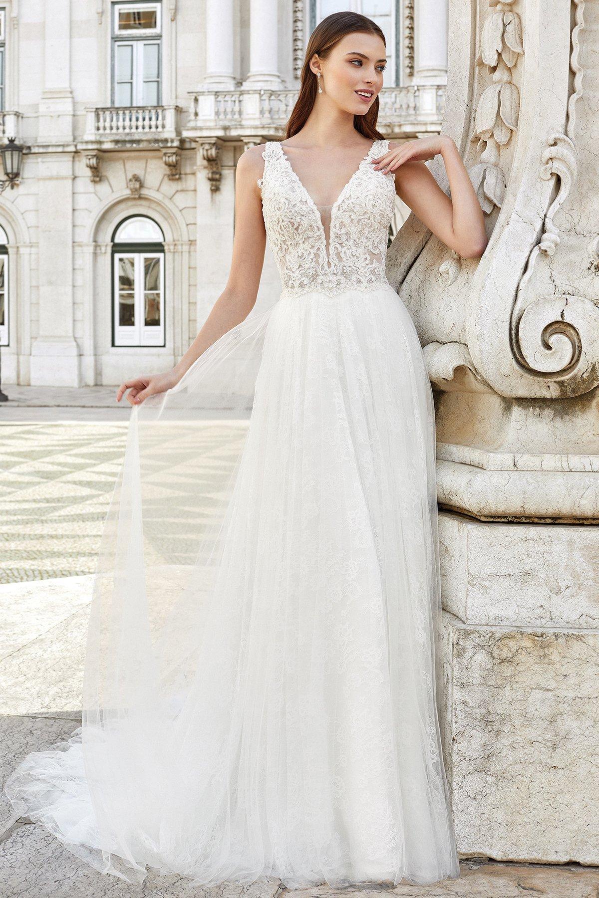 vestido de novia con falda de tul y escote corazón de encaje