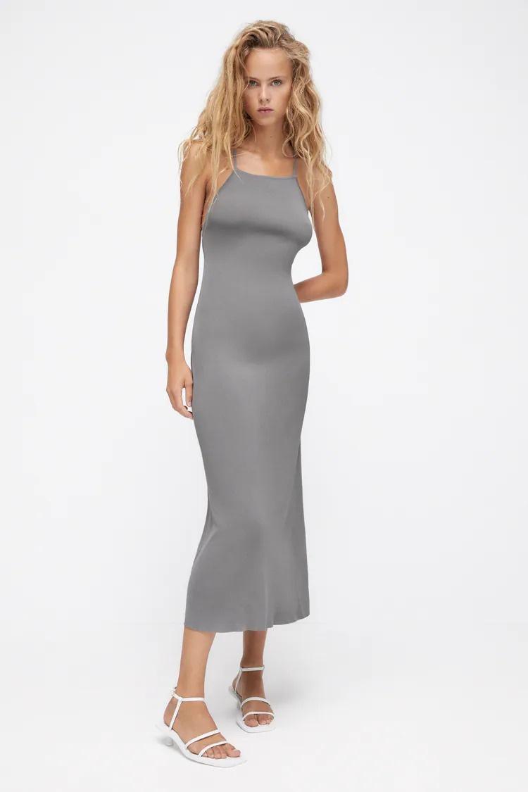 vestido de fiesta gris sencillo corte midi