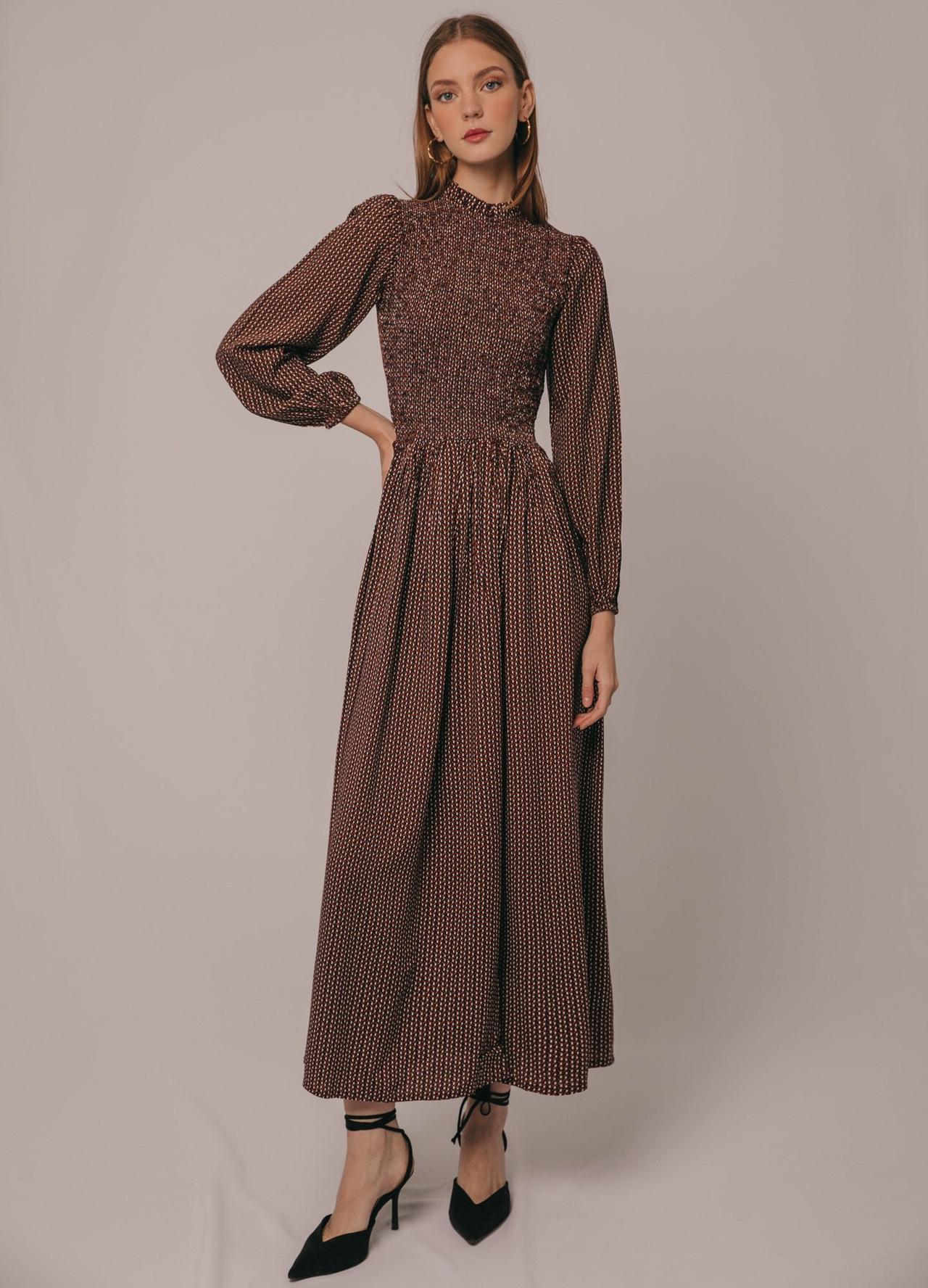 vestido de fiesta marrón con cuello alto