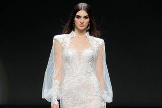 vestido de novia con mangas larga y escote reina ana