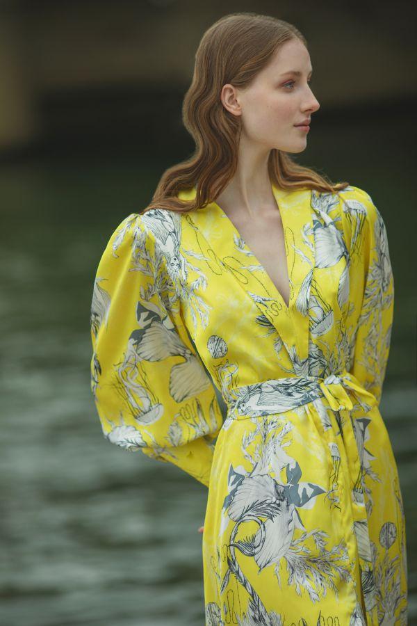 vestido de fiesta corto amarillo con estampado