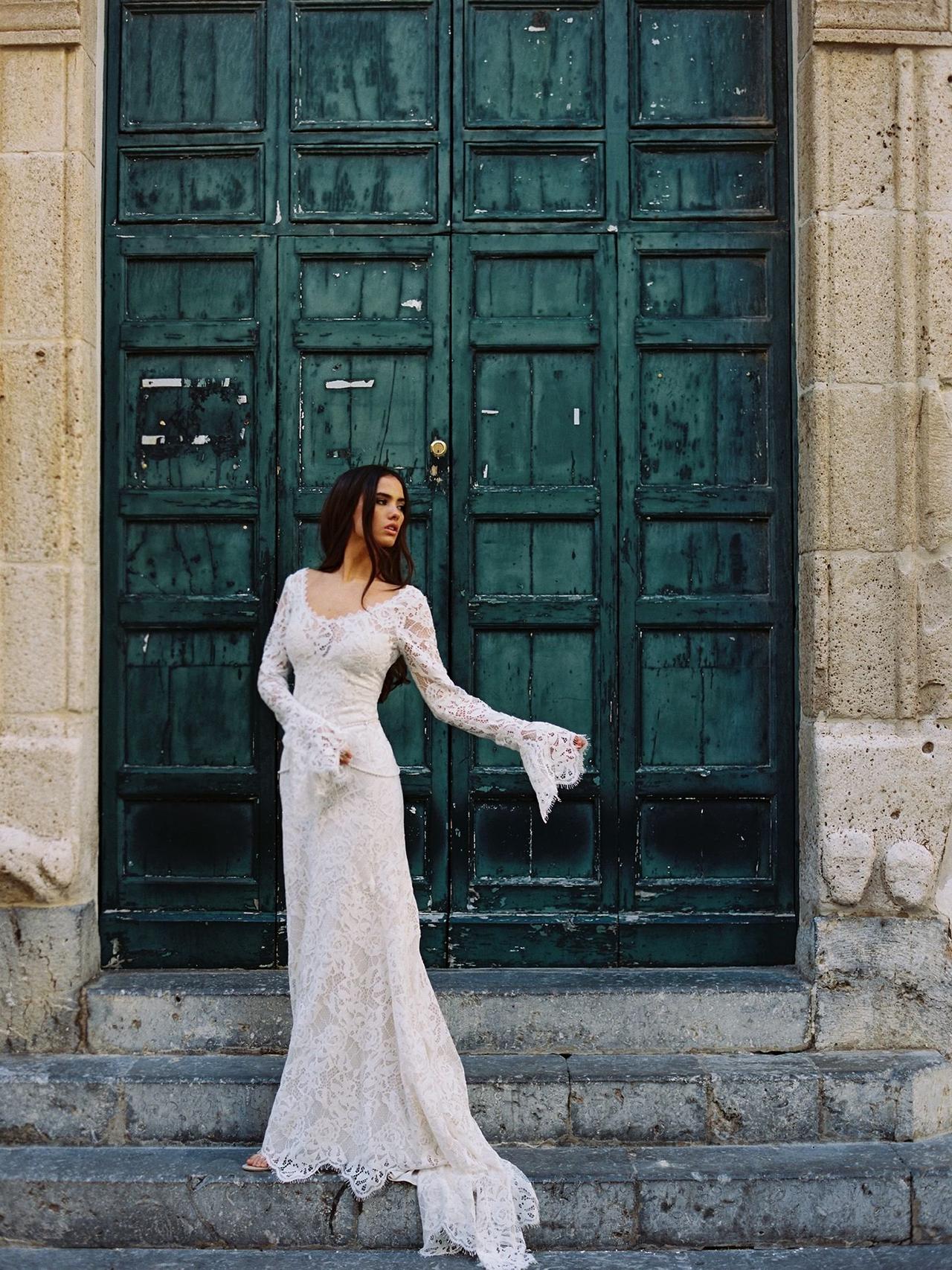 vestido de novia de encaje con mangas acampanadas