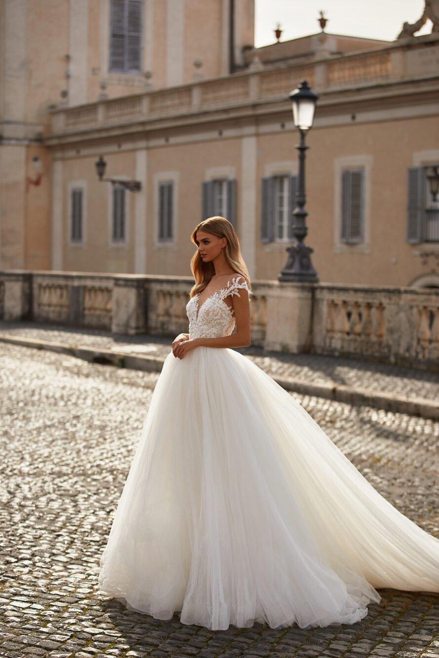 Vestidos de novia estilo princesa con cola larga