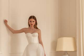 vestido de novia con cauda desmontable elegante y sencillo