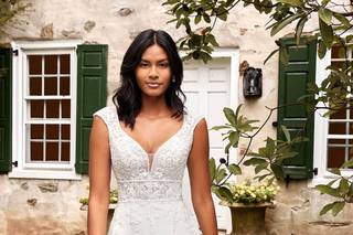 vestido de novia con abertura en la pierna y escote frontal reina ana