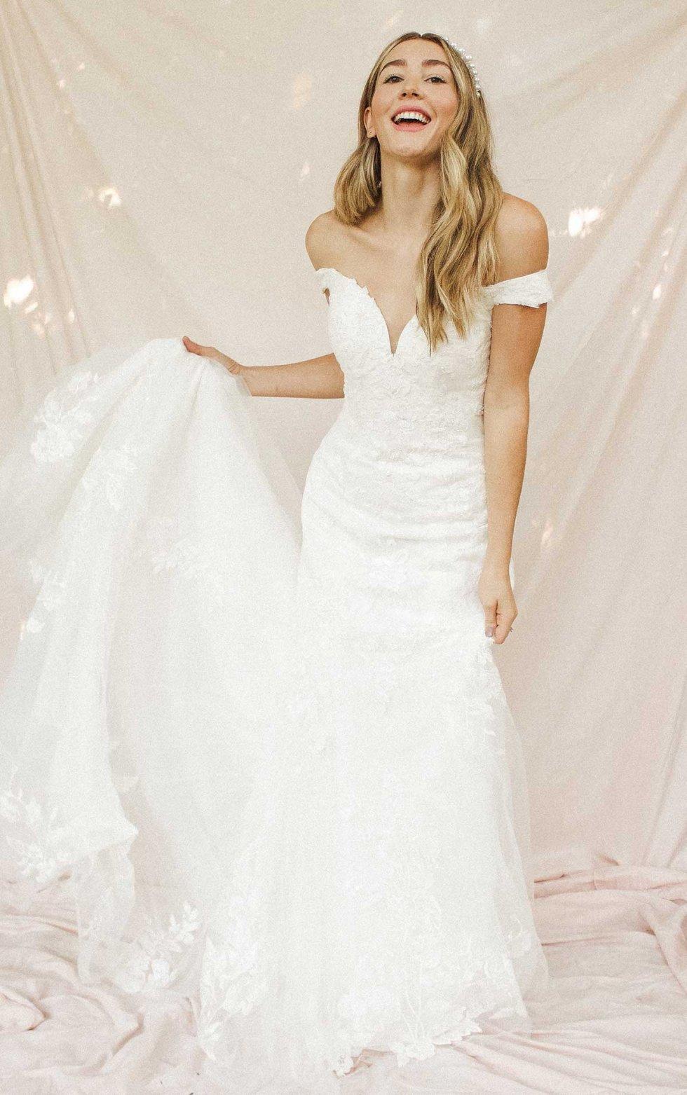 vestido de novia juvenil blanco con escote hombros descubiertos