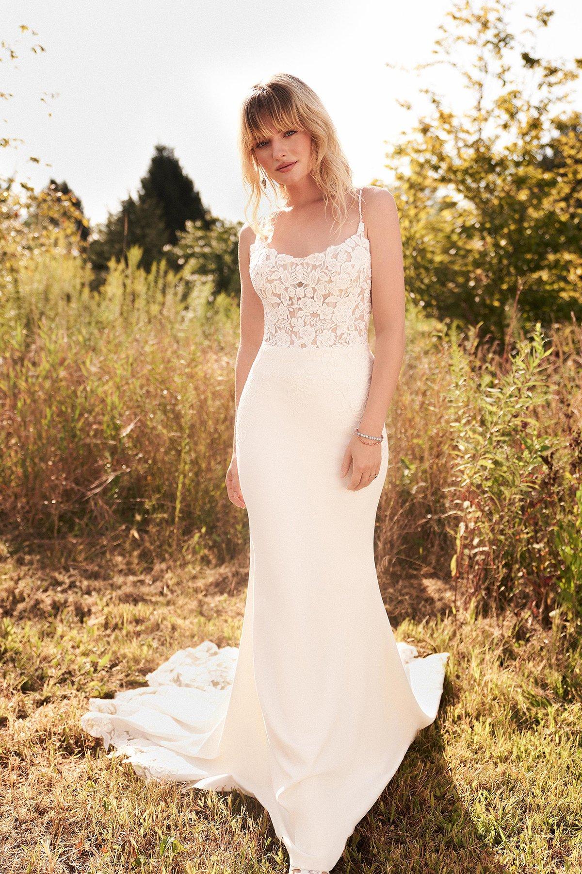 vestido de novia con escote redondo y tirantes