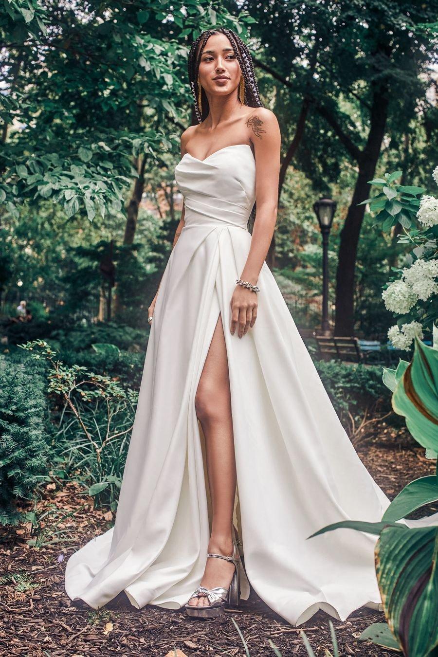vestido de novia strapless con abertura en la falda