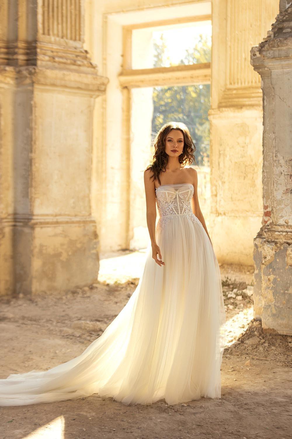 vestido de novia con transparencia y escote recto