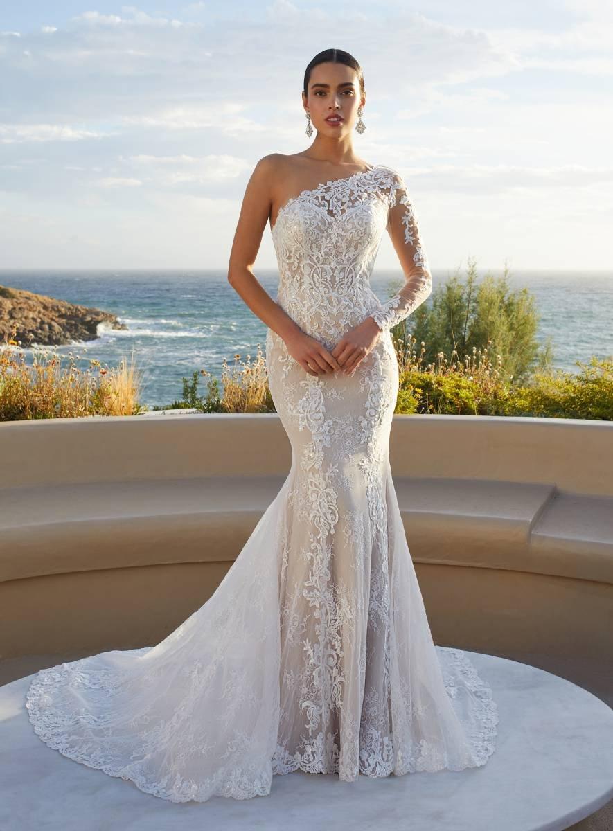 Vestido de novia corte sirena con escote asimétrico