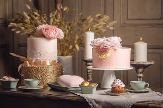 mesas decoradas para pastel de bodas con velas y tela