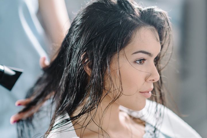 12 costumbres que pueden dañar el cabello sin que lo notes