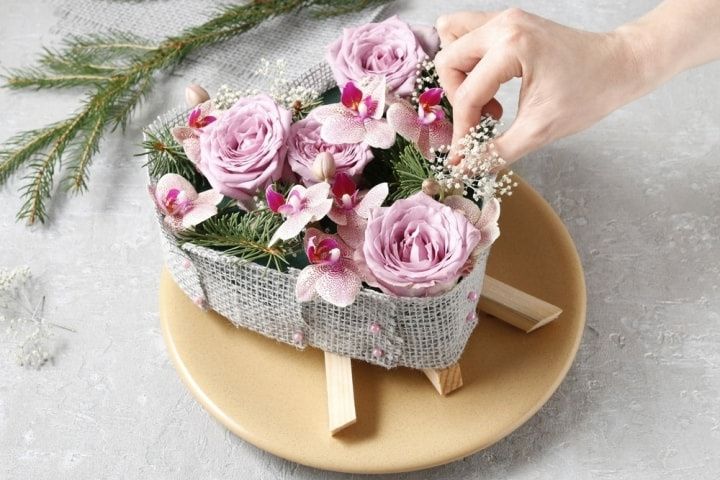 DIY: centro de mesa con flores hecho sobre oasis espuma