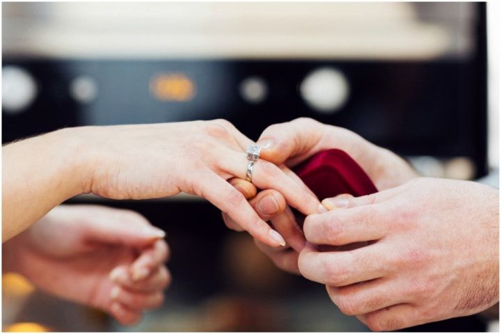 En qué mano se pone el anillo de compromiso y de casado? - Descúbrelo