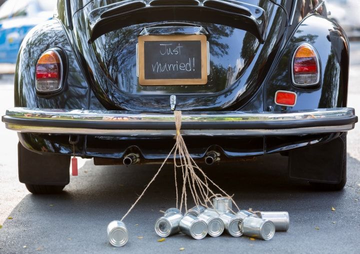 La tradición de colocar latas en el carro de boda