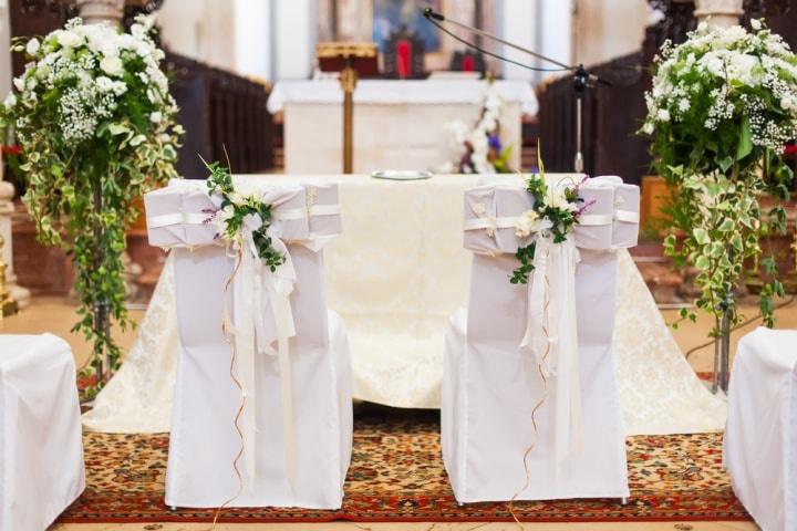 silla blancas para matrimonio