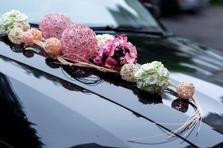 decoración de carro para matrimonio con topiarios de flores