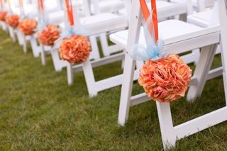 topiarios en color naranja para decorar sillas de la boda