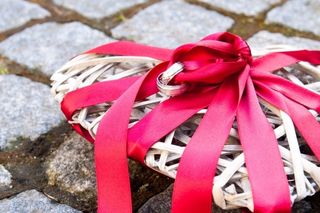 porta argollas con corazón y cintas rojas