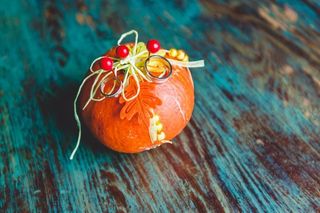 fruta con anillos de boda