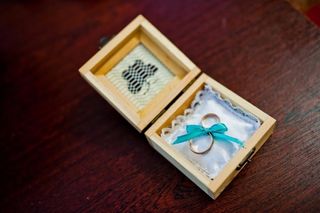 caja de madera con anillos de boda