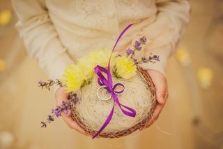porta argollas de matrimonio con flores amarillas y lilas
