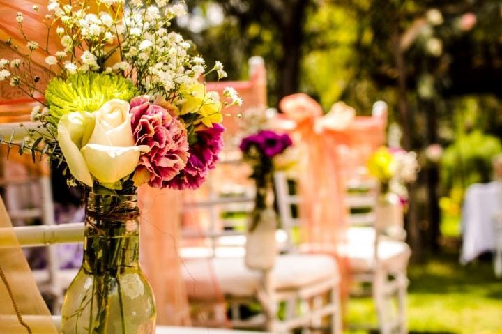 arreglos de flores para sillas de la ceremonia de boda