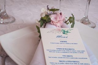 servilleta para matrimonio con arreglo floral