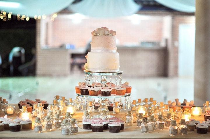 Mesa de pastel para boda decorada con velas y postres