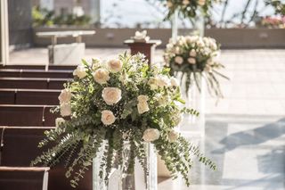 camino de la iglesia decorado con flores para boda