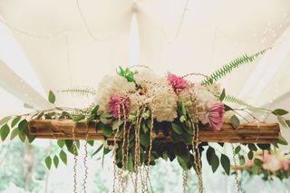 decoración colgante con flores para boda