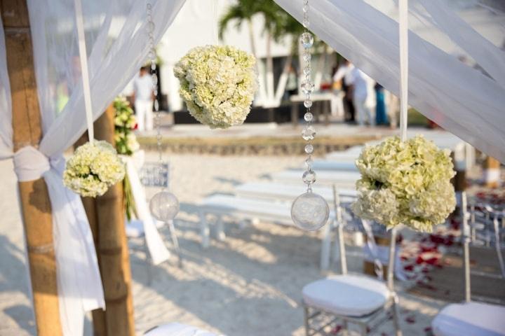 decoración con telas y topiarios para boda en la playa