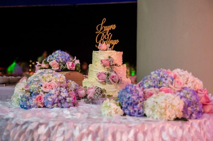 Decoración de mesa de pastel para boda