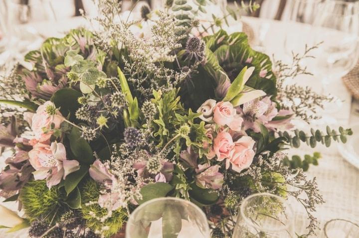 centro de mesa grande con plantas y flores para boda