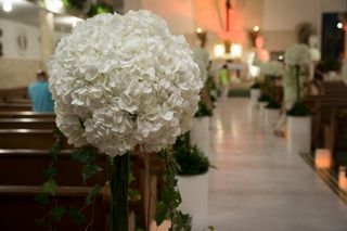 topiarios de flores blancas para decorar la iglesia de boda