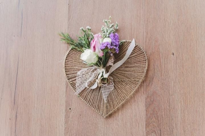 porta argollas en forma de corazón con flores