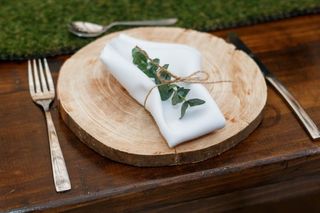 Servilletas para matrimonio en madera con rama de eucalipto