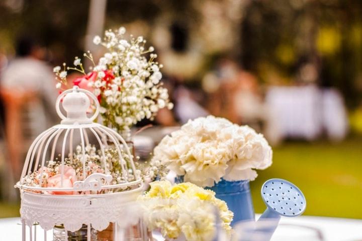 decoración de mesa para boda con jaula y flores