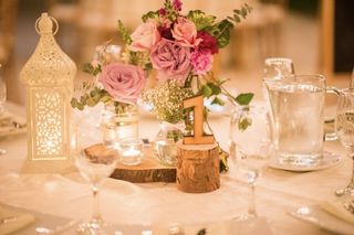 centros mesa con flores en retablos de madera